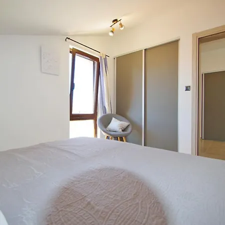 Luci Apartament Valbandon